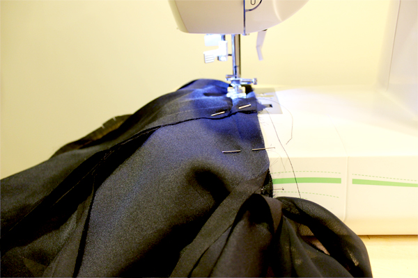 Sewing Like Mad: Invisible zipper tutorial - including tips to finish the  lining and waistband perfectly.